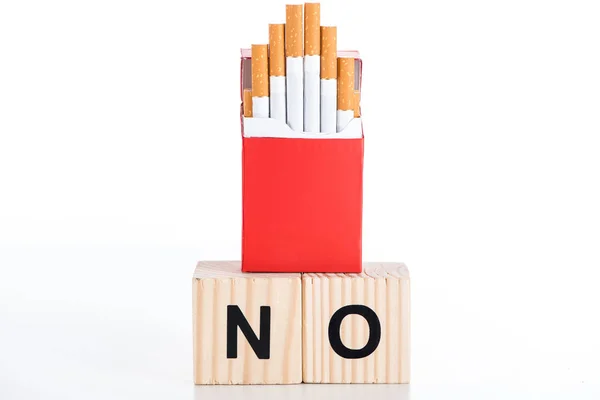 Studioaufnahme Einer Zigarettenschachtel Mit Holzwürfeln Auf Weißem Untergrund Raucherentwöhnungskonzept — Stockfoto