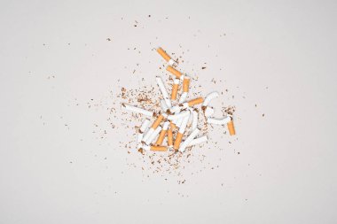 Kırık sigara gri, Dur sigara kavramı izole üstten görünüm
