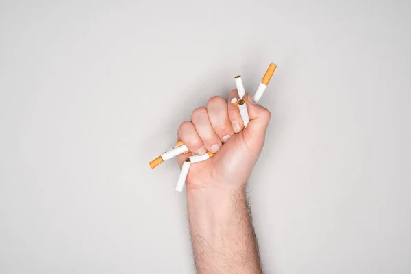 Частичное Представление Человека Разбивающего Сигареты Руке Изолированы Серый Бросить Курить — стоковое фото