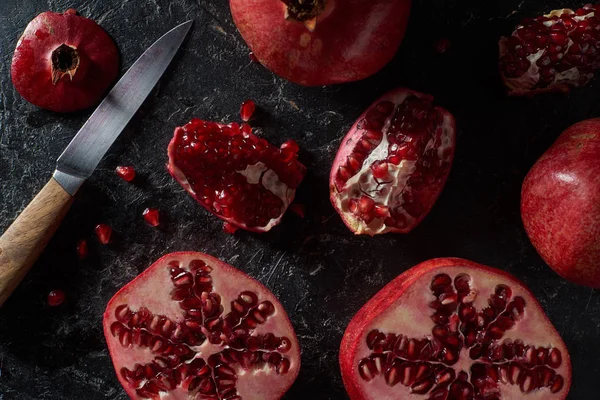 Επίπεδη Θέσει Κομμένα Γρανάτες Και Μαχαίρι — Φωτογραφία Αρχείου