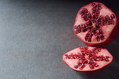 Stüdyo çekim taze kesilmiş Granat karanlık yüzeyi