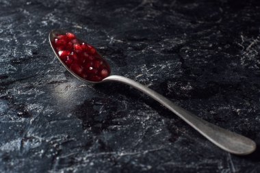 Karanlık yüzeyi garnet tohum kaşıkla stüdyo çekim
