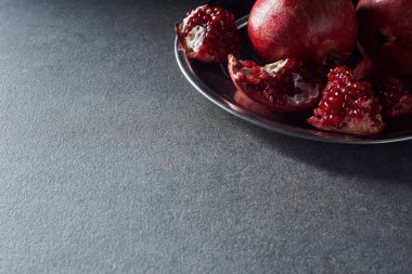 Stüdyo çekim Olgun kesme Garnet plaka üzerinde