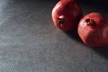 Karanlık yüzeyi iki taze Garnet stüdyo çekim