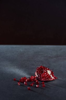 Stüdyo çekim garnet parçası ve karanlık yüzeyindeki tohumlar