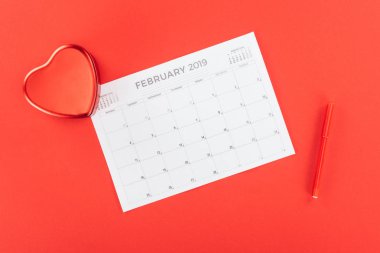 üstten görünüm kutusu ve Şubat 2019 takvim şeklinde kalp izole kırmızı, st Sevgililer günü kavramı üzerinde
