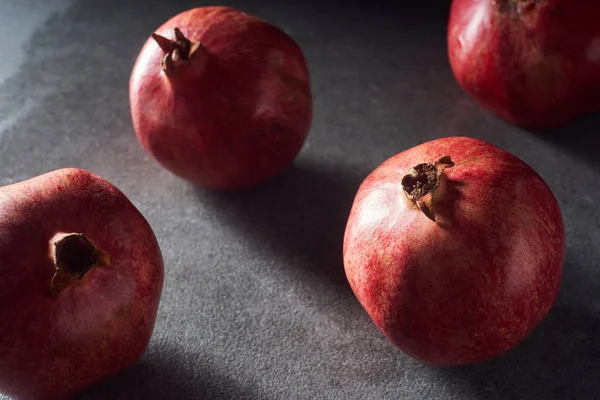 Stúdió Lövés Friss Gránátalma Fekete Felület — Stock Fotó