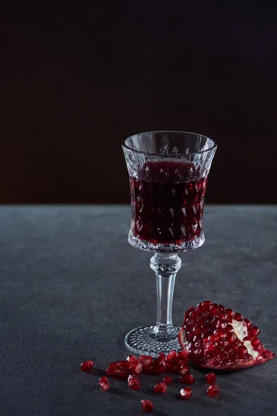 Vetroresina Vintage Con Granato Sfondo Scuro — Foto Stock