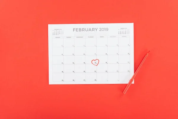 Draufsicht Auf Kalender Mit Datum Februar Mit Herz Auf Rotem — Stockfoto