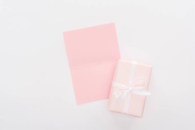pembe hediye kutusu ve boş kartı üzerinde beyaz izole üstten görünüm