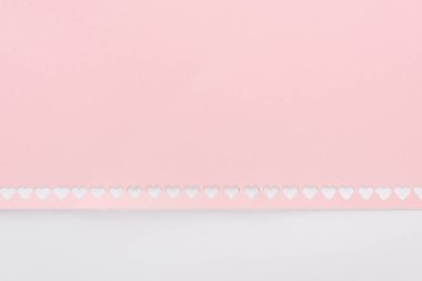 pembe kağıt üzerinde beyaz izole satırındaki kalpleri dışarı kesme arka plan