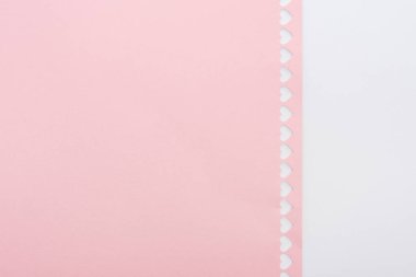 arka plan beyaz kopya alanı ile izole pembe kağıt satırındaki kalpleri dışarı kesme