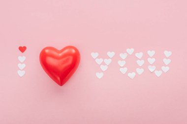pink, st Sevgililer günü kavramı izole kağıt kalplerin yapılan 'seni seviyorum' yazı ile arka plan