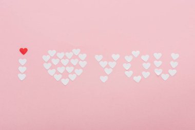 'seni seviyorum' yazı pink, st Sevgililer günü kavramı izole kağıt kalplerin yapılan üstten görünüm