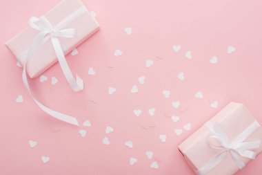 hediye kutuları şeritler ve pink izole Kağıt kalpleri ile üstten görünüm