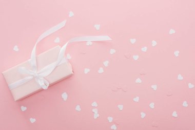 kalplerin pink izole Hediyelik kutu ve Kağıt arka plan