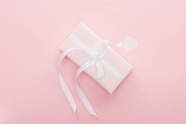 Hediyelik kutu ve kağıt kalpler pink izole üstten görünüm