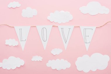 Kağıt Garland pink, st Sevgililer günü kavramı izole 'aşk' yazı ile üstten görünüm