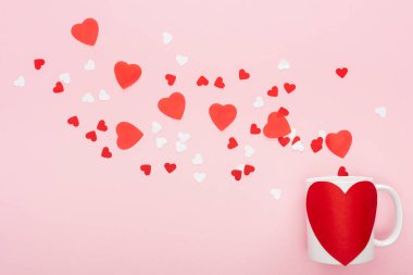 Kağıt kalpleri ve kupa pink, st Sevgililer günü kavramı izole kalp şeklinde etiketi ile üstten görünüm
