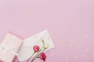 Zarf, hediye kutusu, çiçek ve pink izole kağıt kalpler üstten görünüm