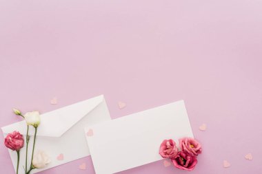 boş oyun kağıdı, Kağıt kalpleri ve pink izole zarf üstten görünüm