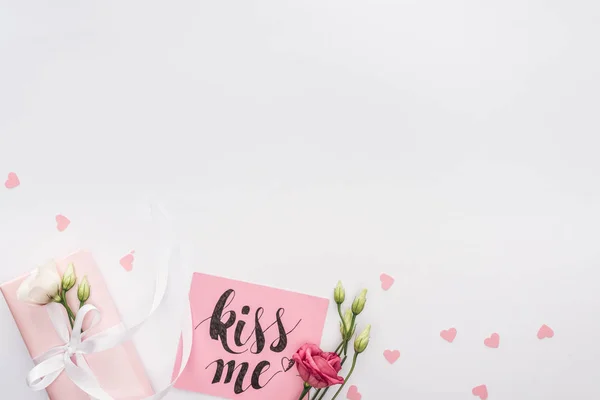 Top View Flowers Gift Box Card Kiss Lettering Isolated White — Stock Photo, Image