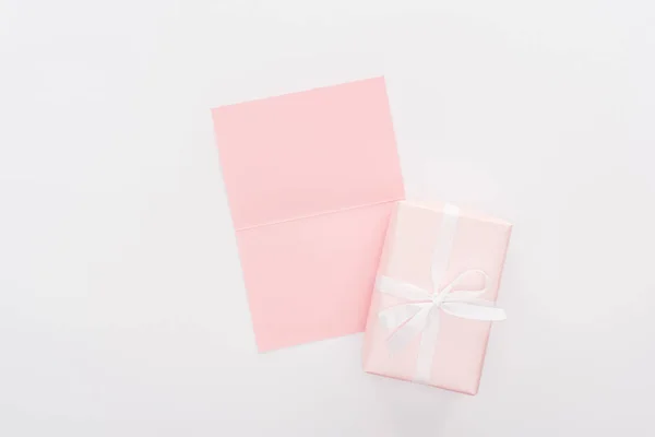 Pohled Shora Růžové Krabičky Prázdnou Kartu Izolované Bílém — Stock fotografie