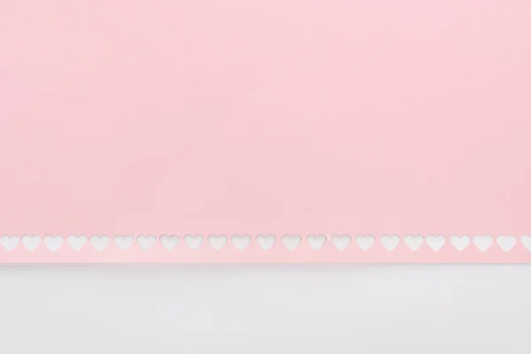 Fond Coeurs Découpés Rang Sur Papier Rose Isolé Sur Blanc — Photo