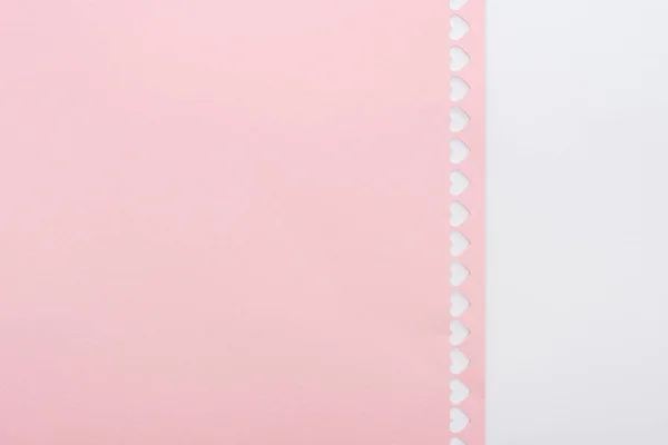 Фон Вырезанных Сердец Подряд Розовой Бумаге Изолированной Белом Копировальным Пространством — стоковое фото
