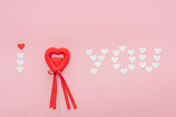 Draufsicht Auf Love You Schriftzug Aus Papierherzen Und Herzförmiger Dekoration — Stockfoto