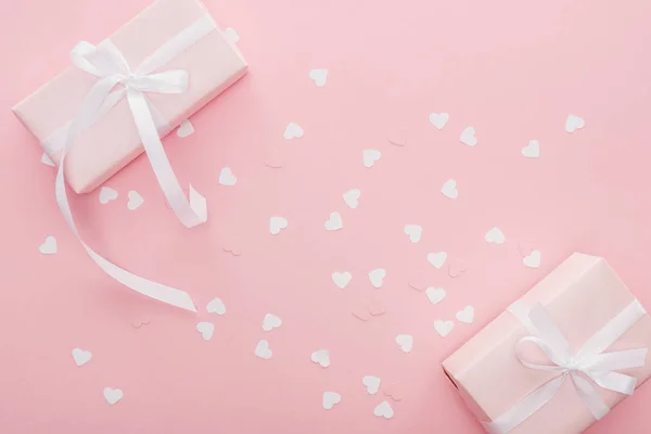 Верхний Вид Подарочные Коробки Лентами Бумажные Сердца Изолированы Розовый — стоковое фото