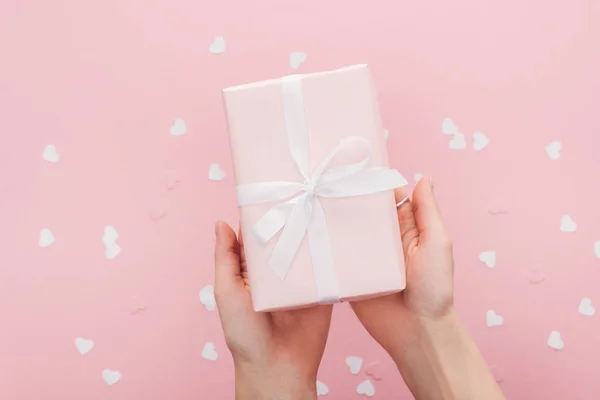 Vista Ritagliata Donna Possesso Scatola Regalo Cuori Carta Isolati Rosa — Foto Stock