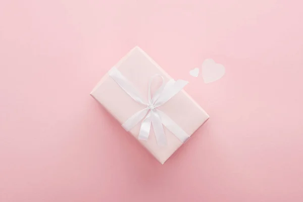 Κάτοψη Του Δώρο Κουτί Και Χαρτί Απομονώνονται Ροζ Καρδιές — Φωτογραφία Αρχείου