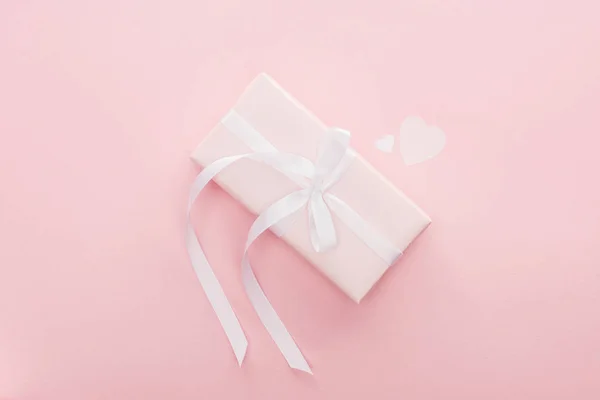 Top View Gift Box Paper Hearts Isolated Pink — Stock Photo, Image