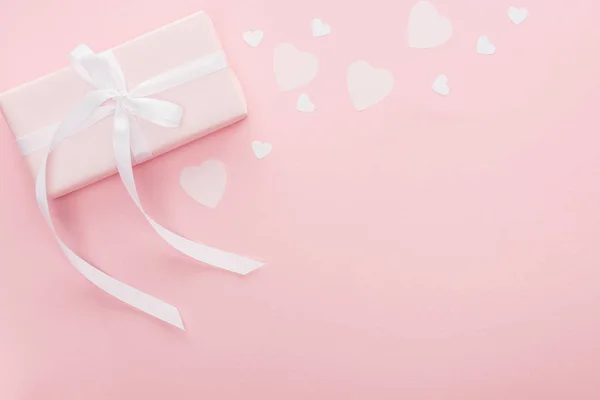 Κάτοψη Του Δώρο Κουτί Και Χαρτί Καρδιές Που Απομονώνονται Ροζ — Φωτογραφία Αρχείου