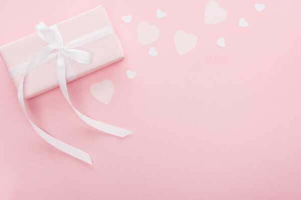 верхний вид подарочной коробки и бумажные сердца изолированы на розовый с копировальным местом
