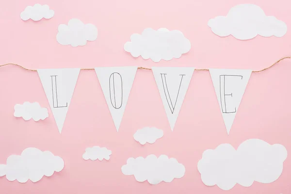 Pohled Shora Papíru Věnec Nápisem Love Izolované Růžovou Valentines Day — Stock fotografie