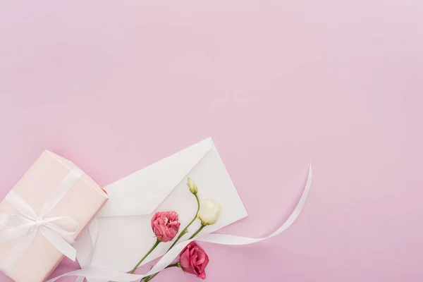 Κάτοψη Του Δώρου Φάκελος Και Λουλούδια Που Απομονώνονται Ροζ Αντίγραφο — Φωτογραφία Αρχείου