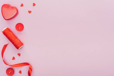 Kağıt Kalpler, iş parçacığı ve pembe kopya alanı, st Sevgililer günü kavramı ile izole mumlar üstten görünüm