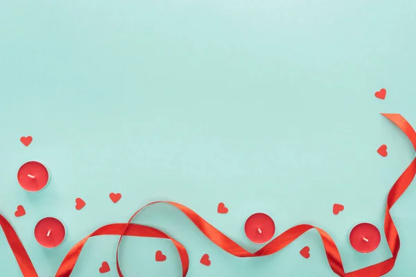 赤いリボン キャンドル ターコイズ 聖バレンタインの日の概念に分離された心のトップ ビュー — ストック写真