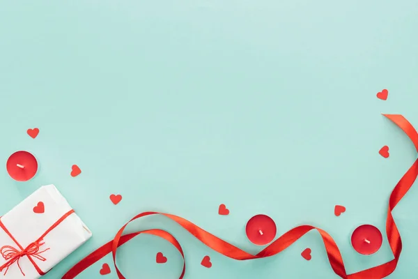 赤いリボン ギフト ボックス ターコイズ 聖バレンタインの日の概念に分離された心のトップ ビュー — ストック写真