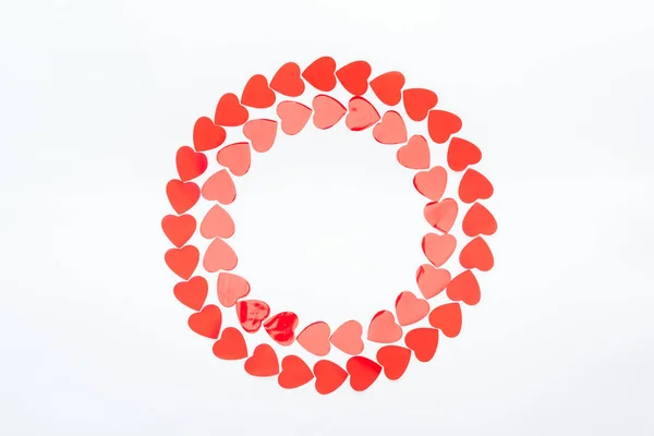 のバレンタインデーのコンセプトで隔離赤い紙の心で作られた丸いフレームのトップ ビュー — ストック写真