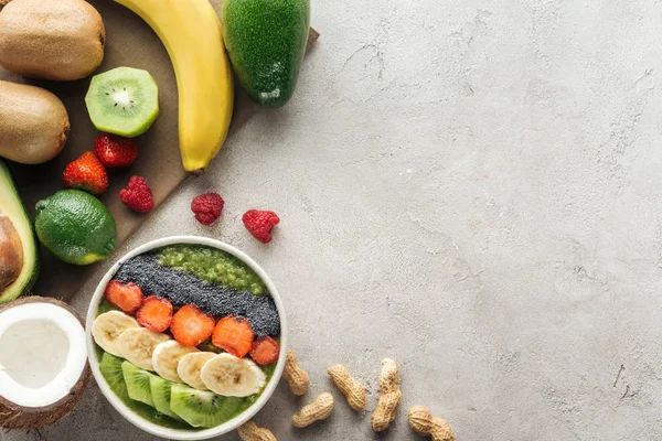 Bovenaanzicht Van Smoothie Kom Met Vers Fruit Noten Een Grijze — Stockfoto