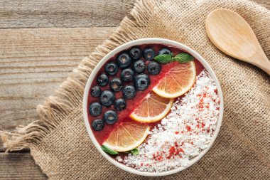 yaban mersini, limon ve rendelenmiş hindistan cevizi ile sağlıklı organik güler yüzlü kase üstten görünüm Sim Tarih