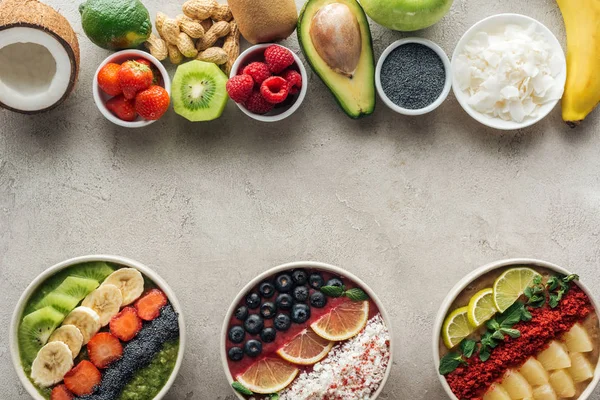 Ovanifrån Smoothie Bowls Med Ingredienser Grå Bakgrund — Stockfoto