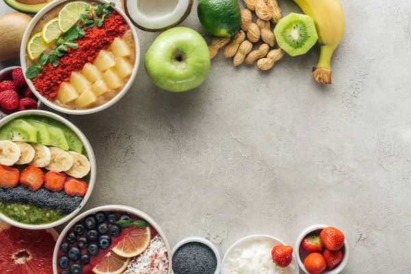 Κάτοψη Του Smoothie Bowls Συστατικά Γκρι Φόντο Αντίγραφο Χώρου — Φωτογραφία Αρχείου