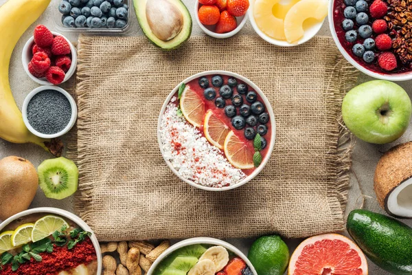 Ovanifrån Smoothie Bowls Och Stomme Färska Råvaror Säckväv — Stockfoto