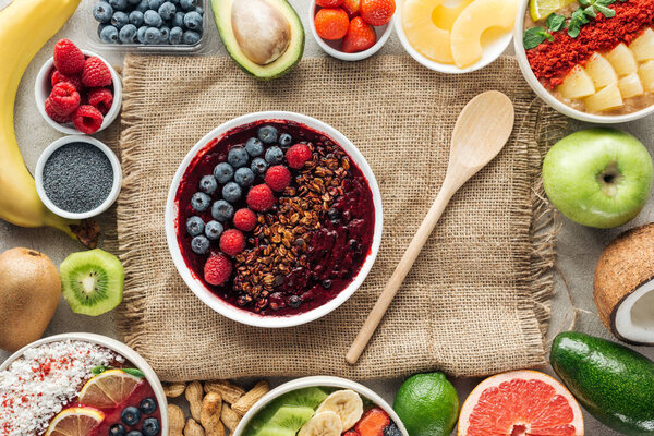 вид сверху на чаши и раму из свежих органических ингредиентов на мешковине
