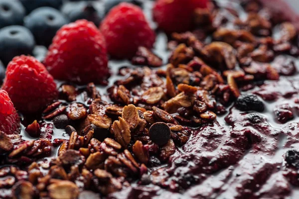 Selectieve Aandacht Van Bosbessen Frambozen Zelfgemaakte Muesli Smoothie Kom — Stockfoto