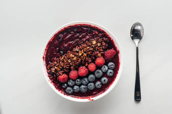 Bovenaanzicht Van Verse Biologische Smoothie Kom Met Bessen Muesli Witte — Stockfoto